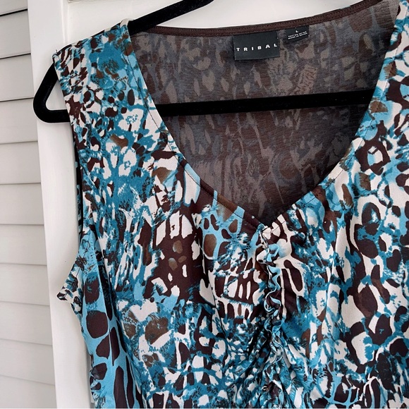 Graphic Print Sleeveless Blouse - Picture 2 of 5